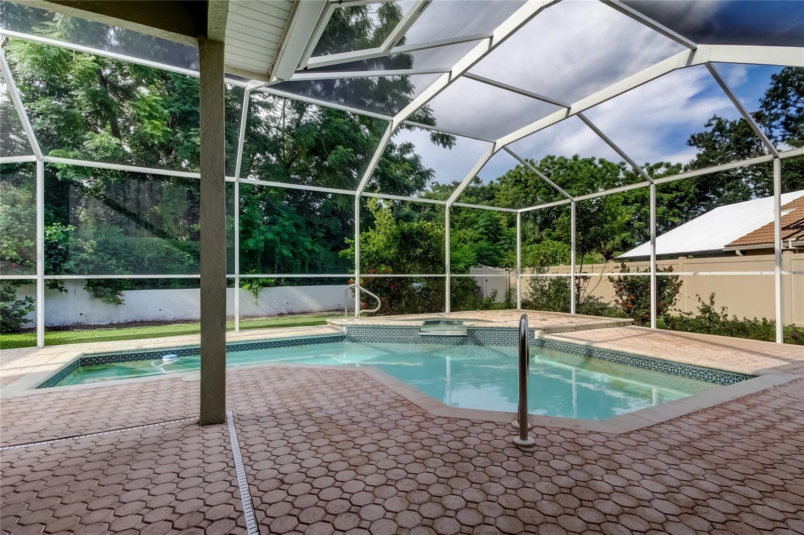Listing photo id 42 for 2379 Azalea Drive