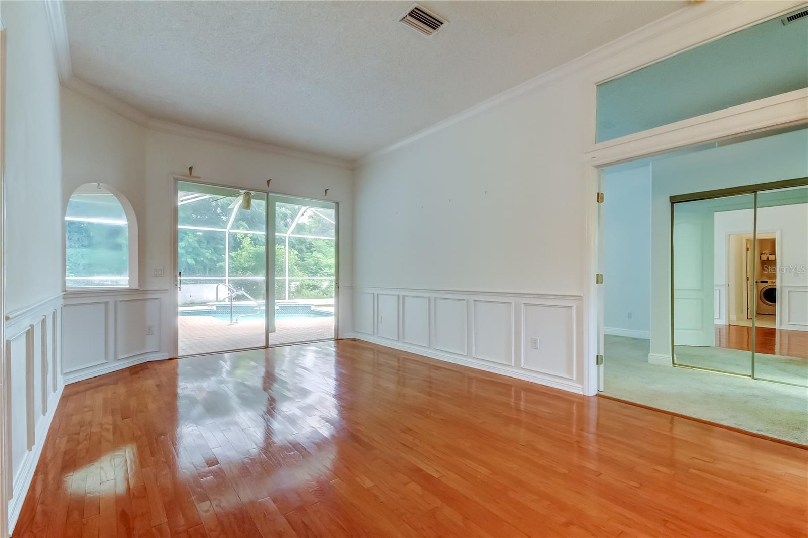 Listing photo id 6 for 2379 Azalea Drive