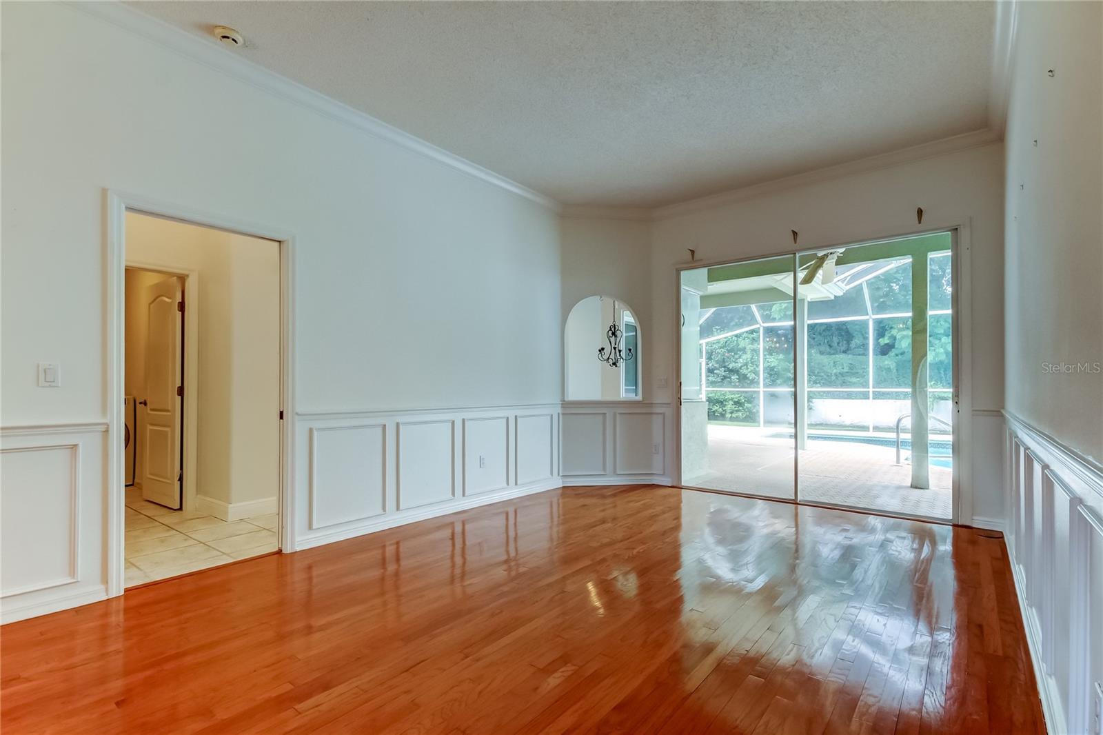 Listing photo id 7 for 2379 Azalea Drive