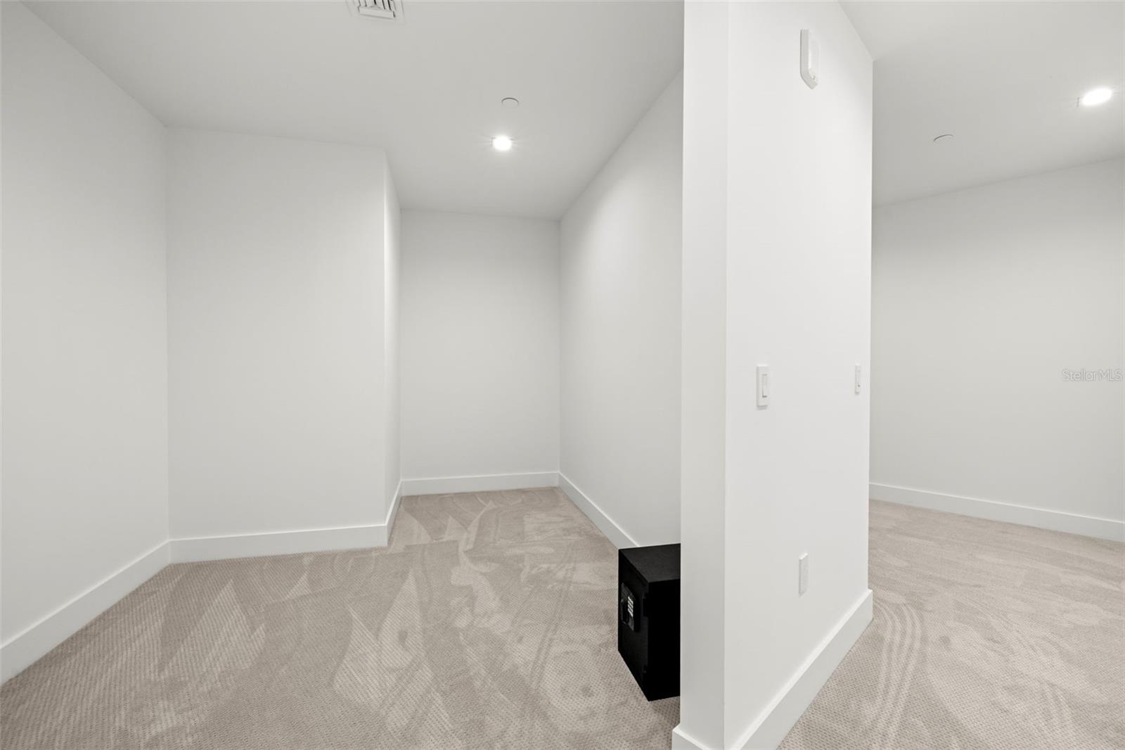 Listing photo id 37 for 5120 Marina Way 12003