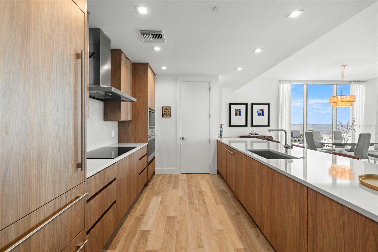 Listing photo id 2 for 5120 Marina Way 12003