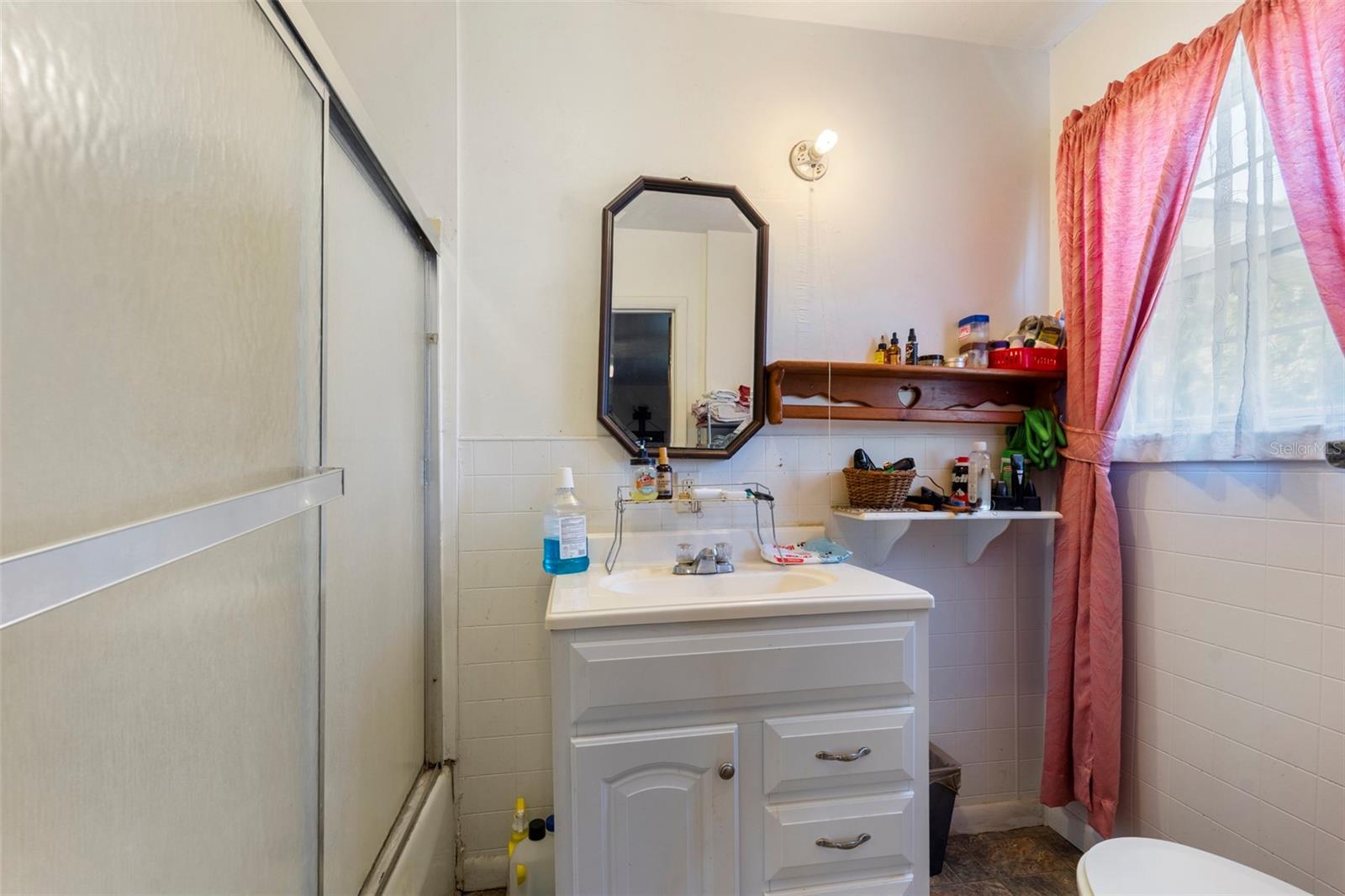 Image 18 of 26 For 1027 Watford Avenue