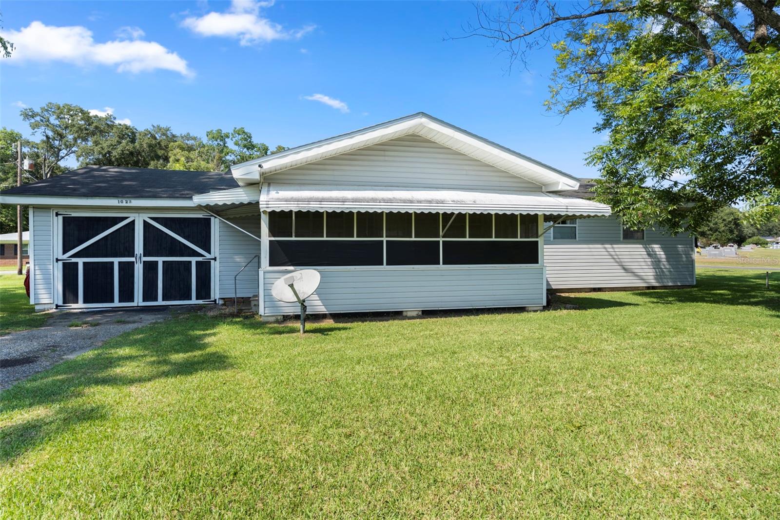 Image 21 of 26 For 1027 Watford Avenue