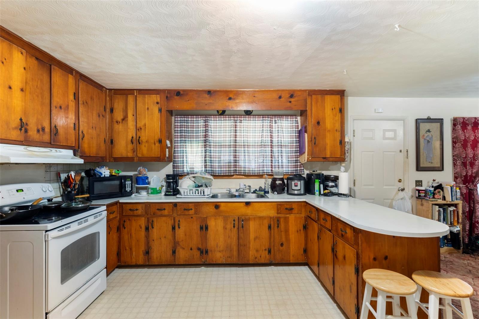 Image 6 of 26 For 1027 Watford Avenue