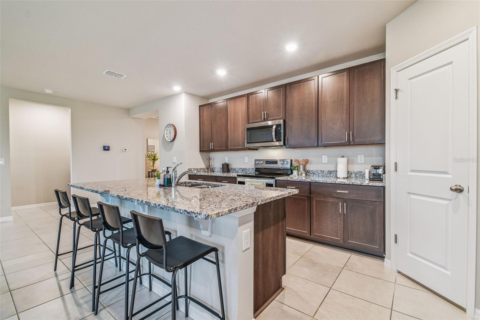 Listing photo id 8 for 3510 Bonsilva Street