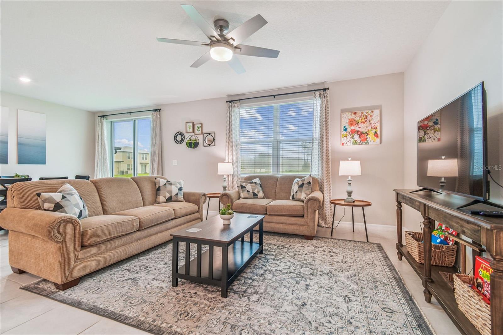 Listing photo id 10 for 3510 Bonsilva Street