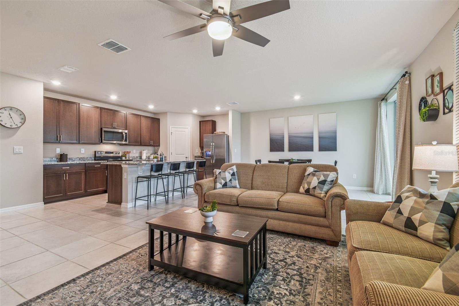 Listing photo id 13 for 3510 Bonsilva Street