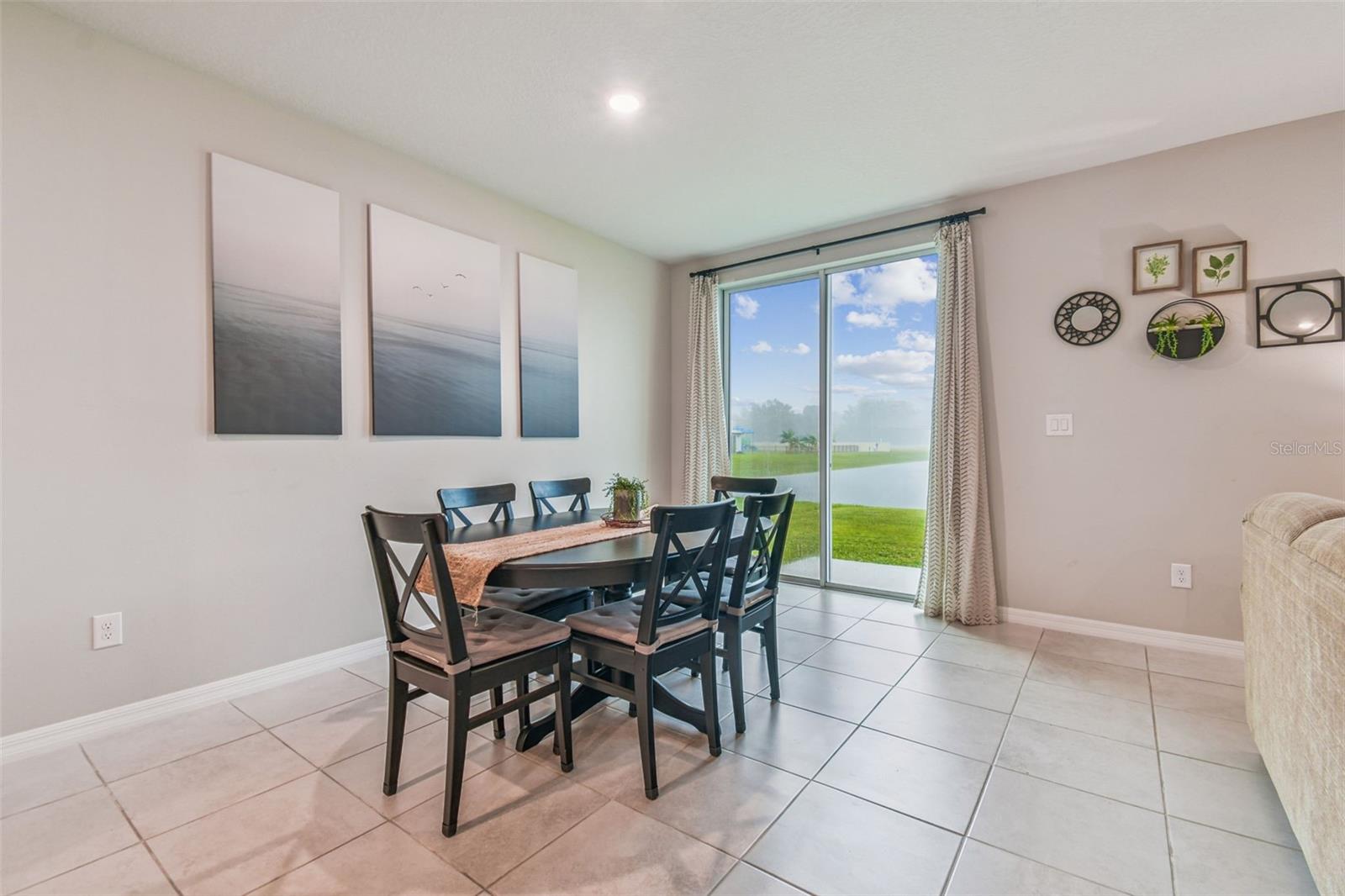 Listing photo id 16 for 3510 Bonsilva Street