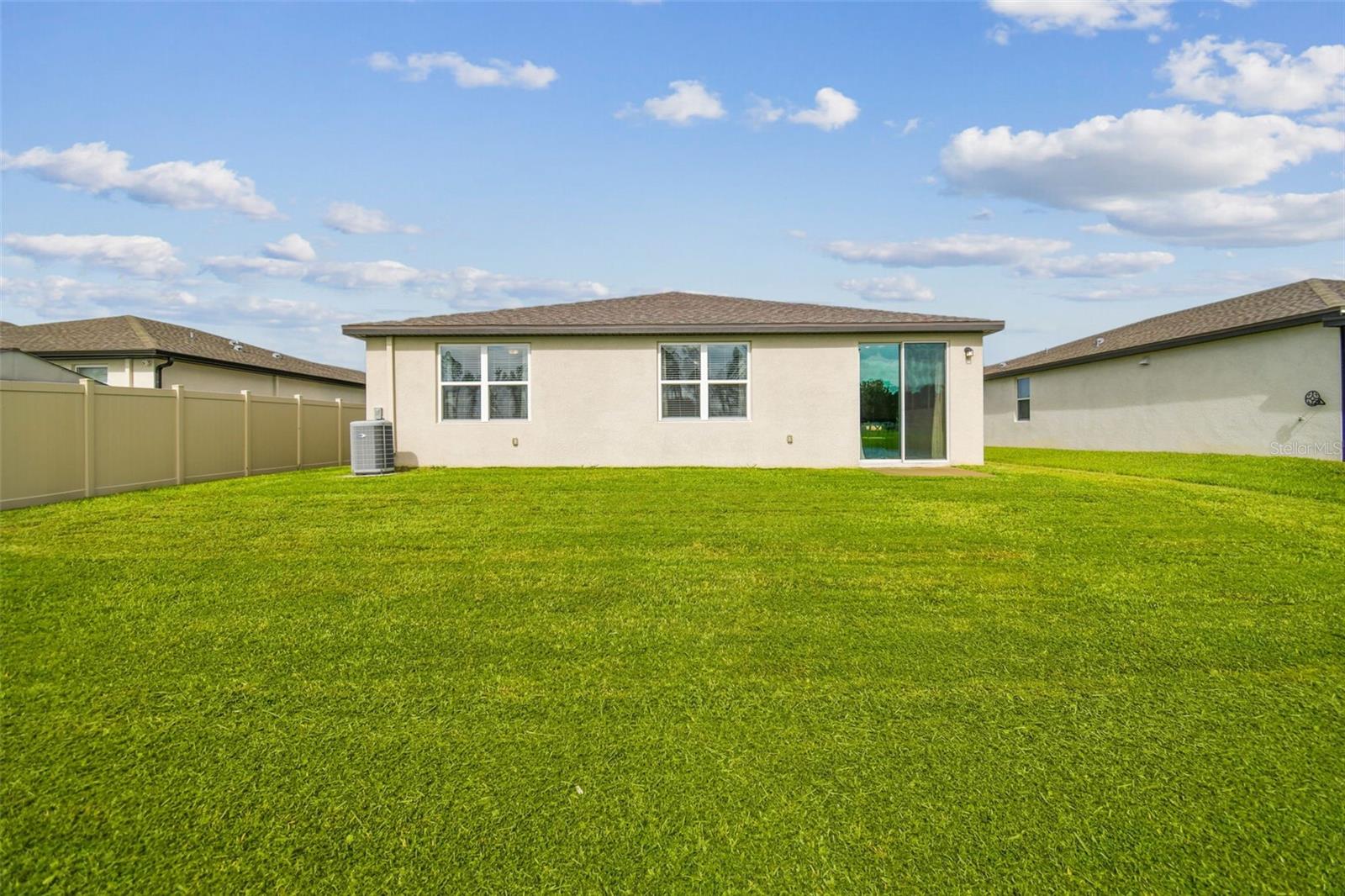 Listing photo id 18 for 3510 Bonsilva Street