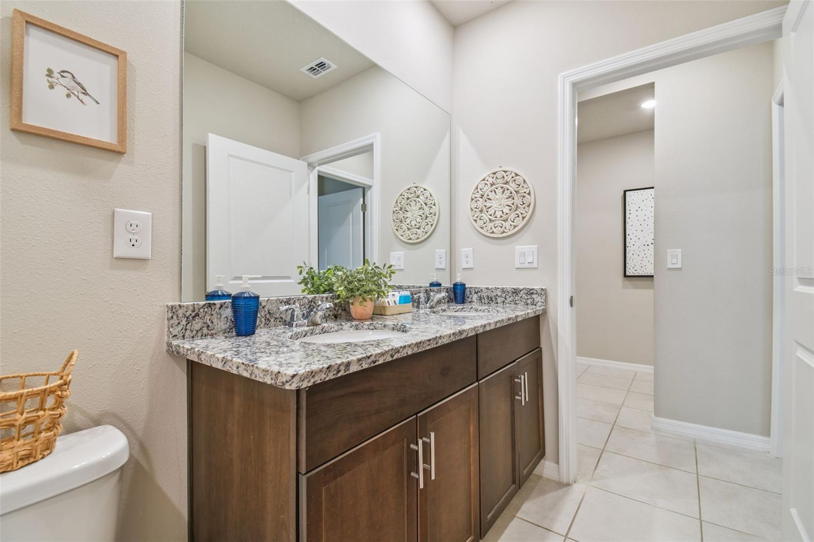 Listing photo id 32 for 3510 Bonsilva Street