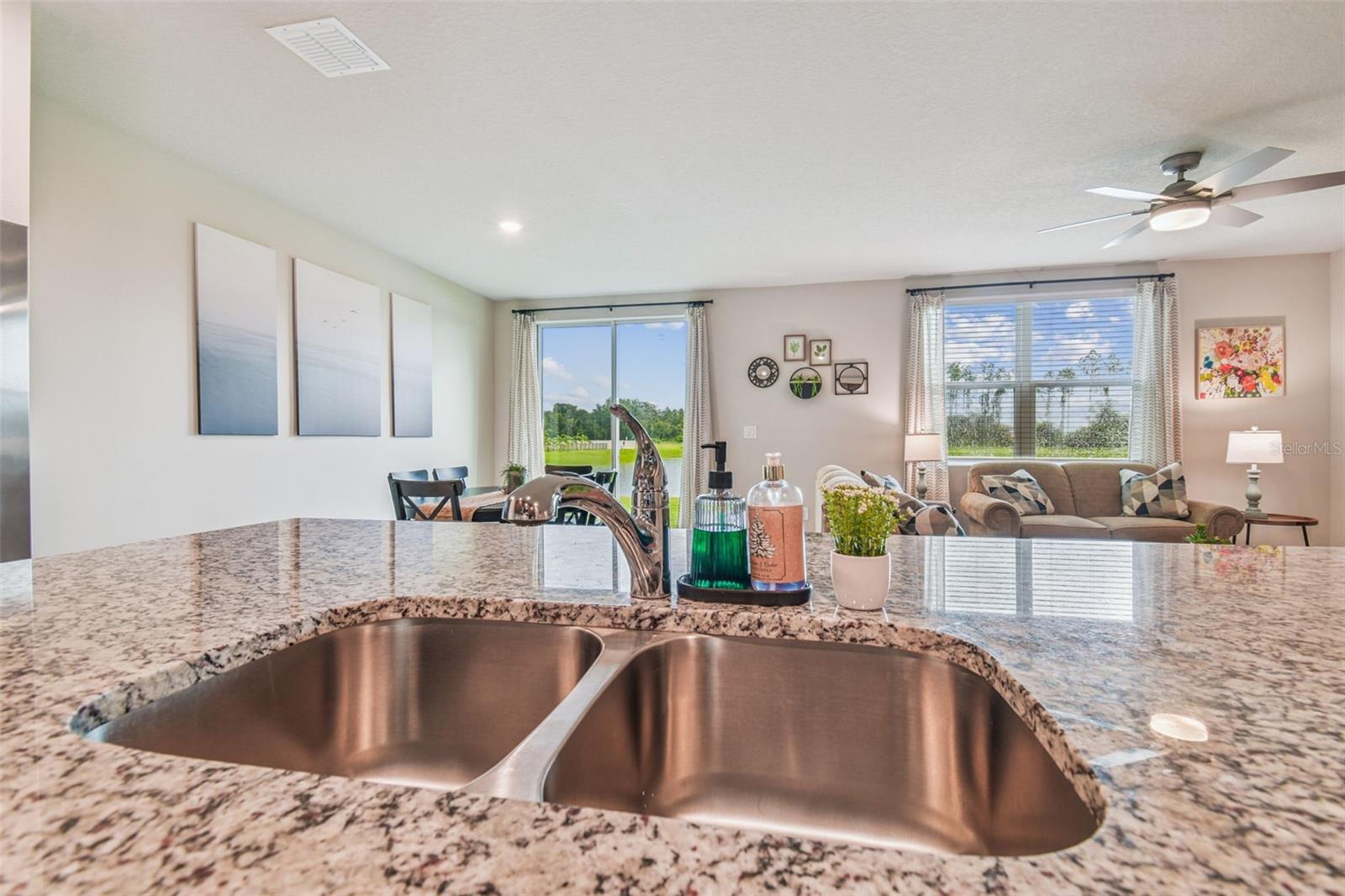 Listing photo id 40 for 3510 Bonsilva Street