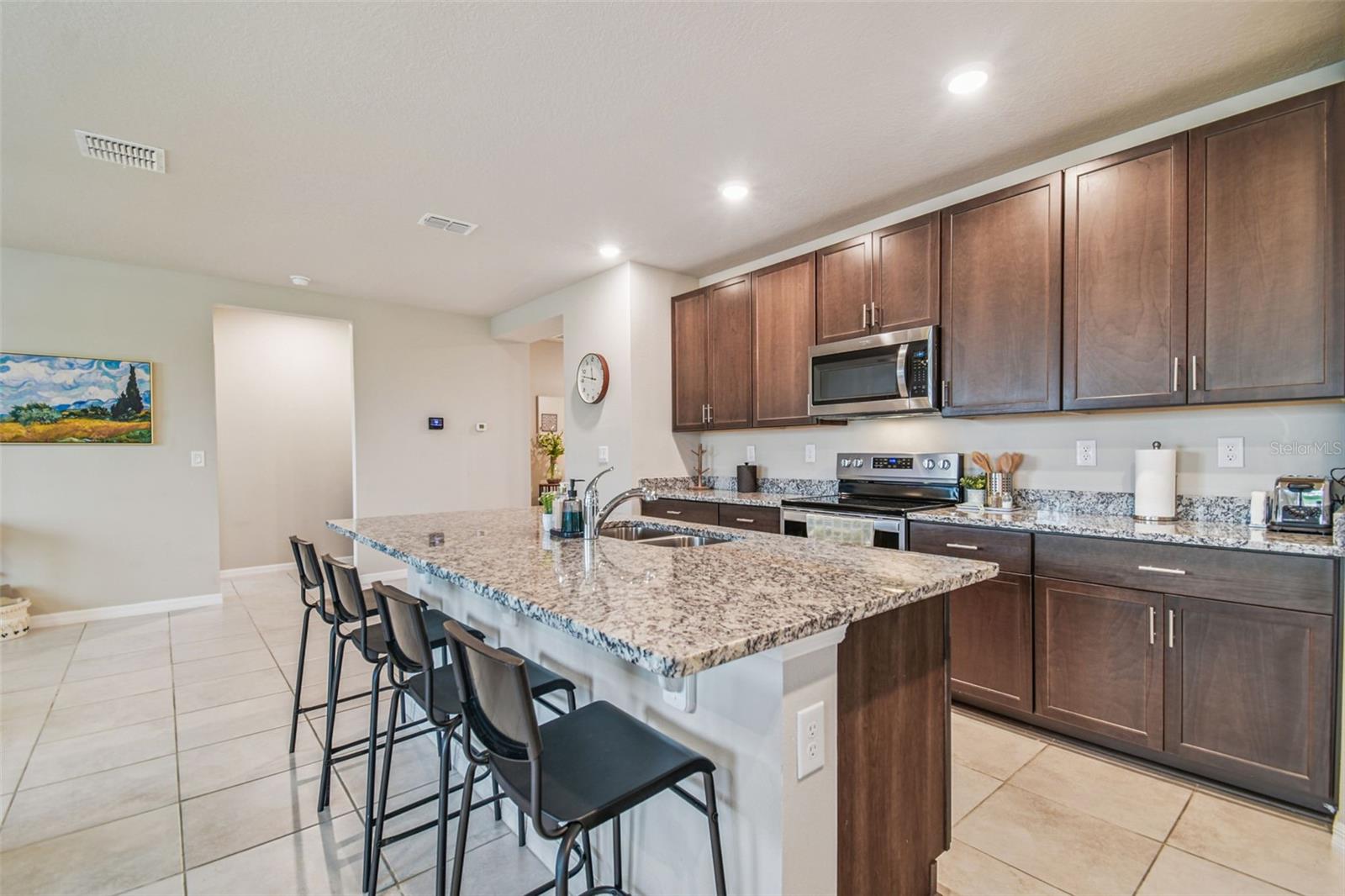 Listing photo id 42 for 3510 Bonsilva Street