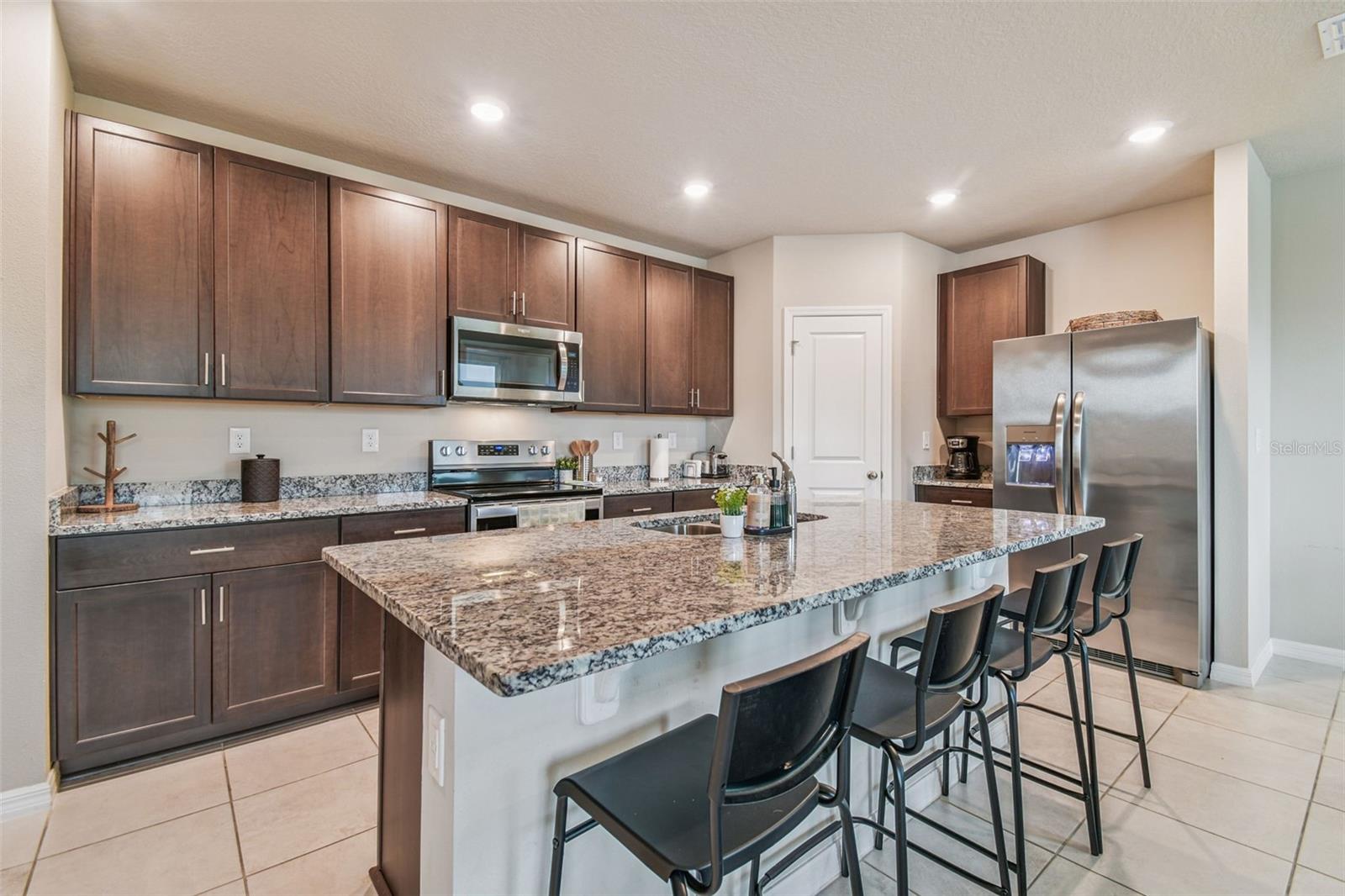 Listing photo id 43 for 3510 Bonsilva Street