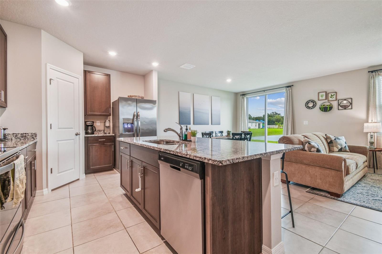 Listing photo id 6 for 3510 Bonsilva Street