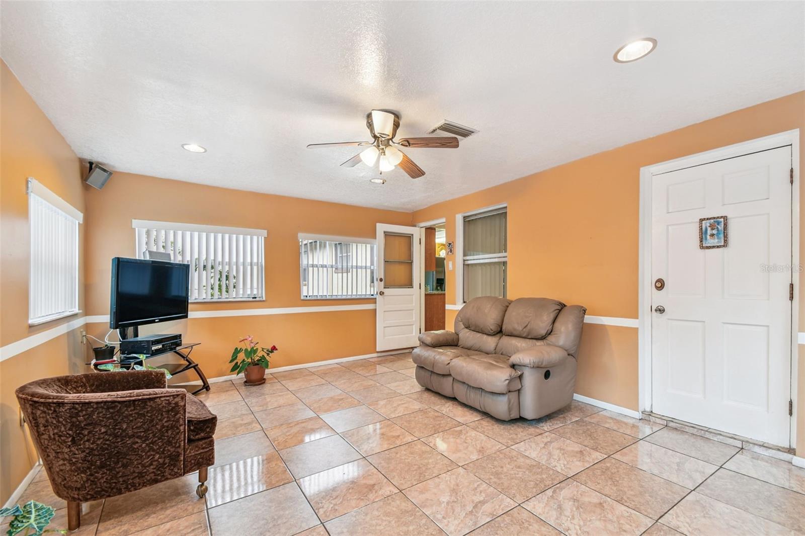 Image 9 of 34 For 6028 W Clifton St