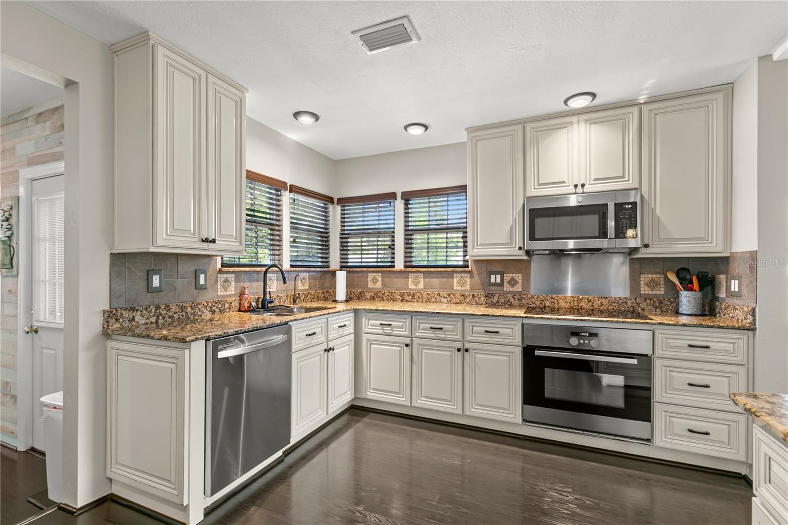 Image 12 of 42 For 201 39th Street S