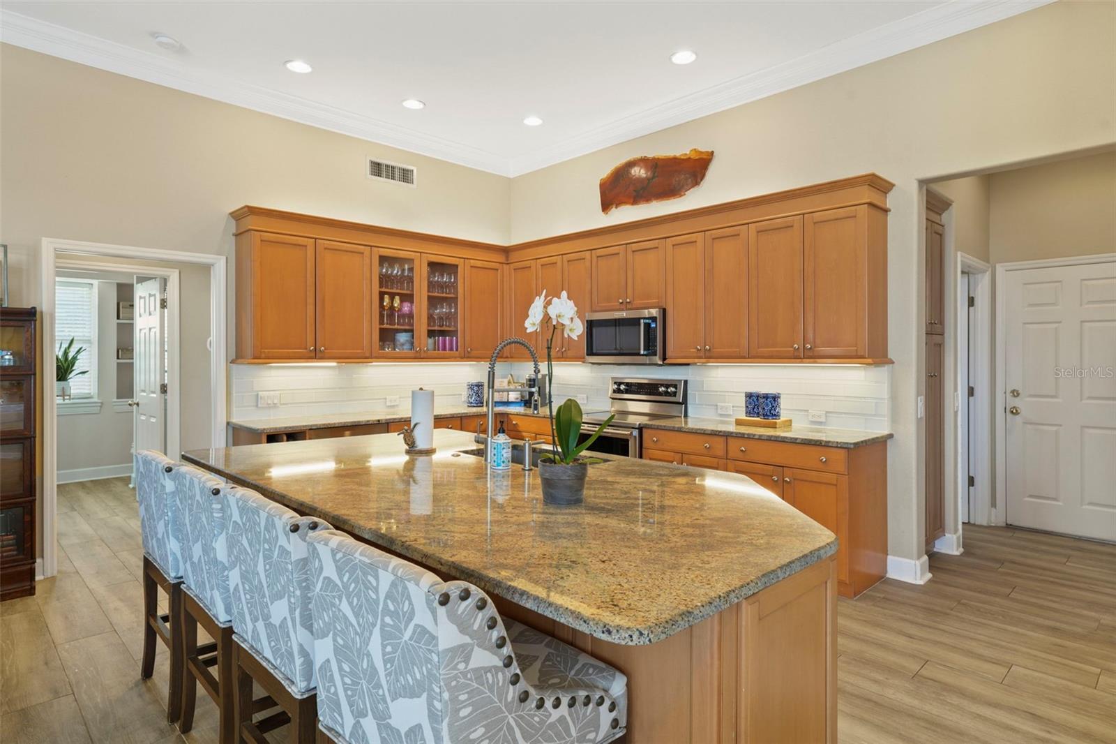 Listing photo id 9 for 3959 Mimosa Place