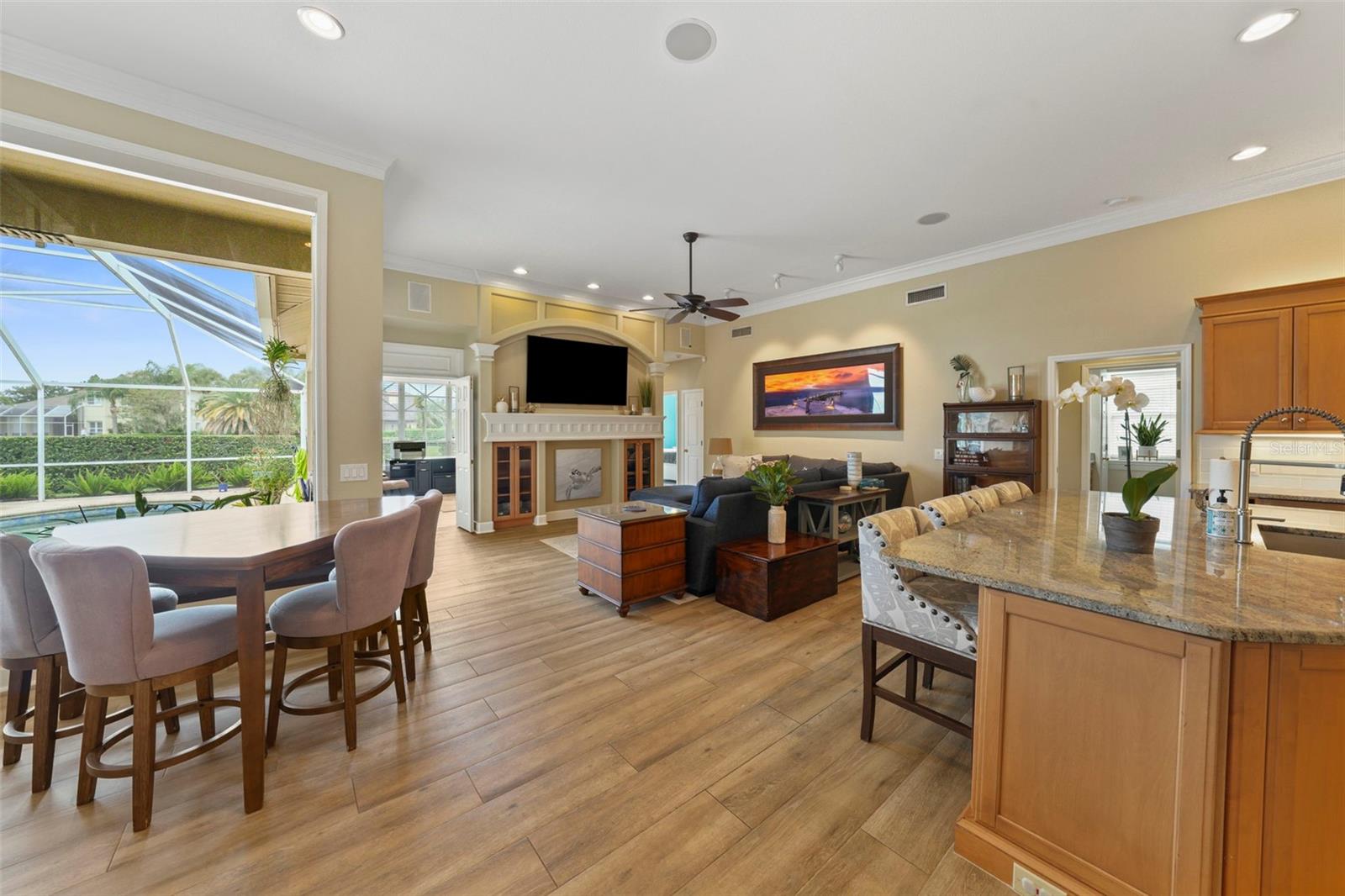 Listing photo id 10 for 3959 Mimosa Place