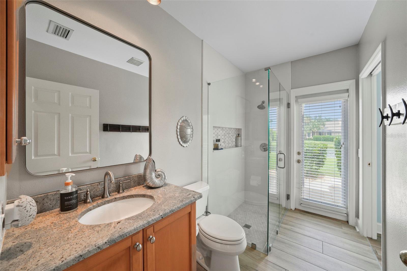 Listing photo id 33 for 3959 Mimosa Place