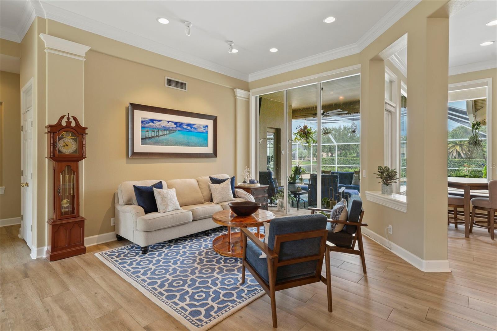 Listing photo id 2 for 3959 Mimosa Place