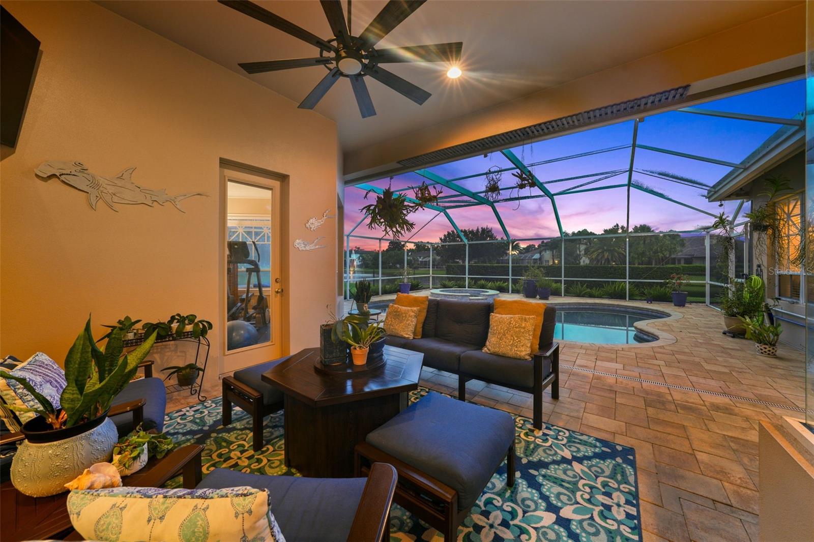 Listing photo id 52 for 3959 Mimosa Place