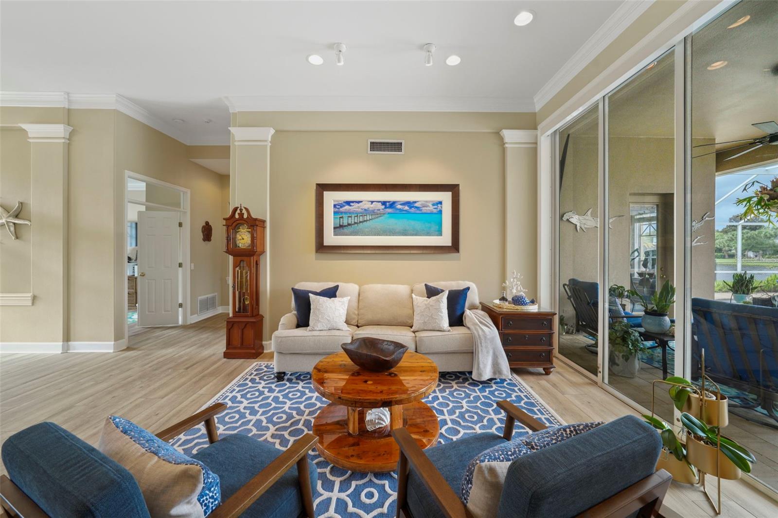 Listing photo id 4 for 3959 Mimosa Place