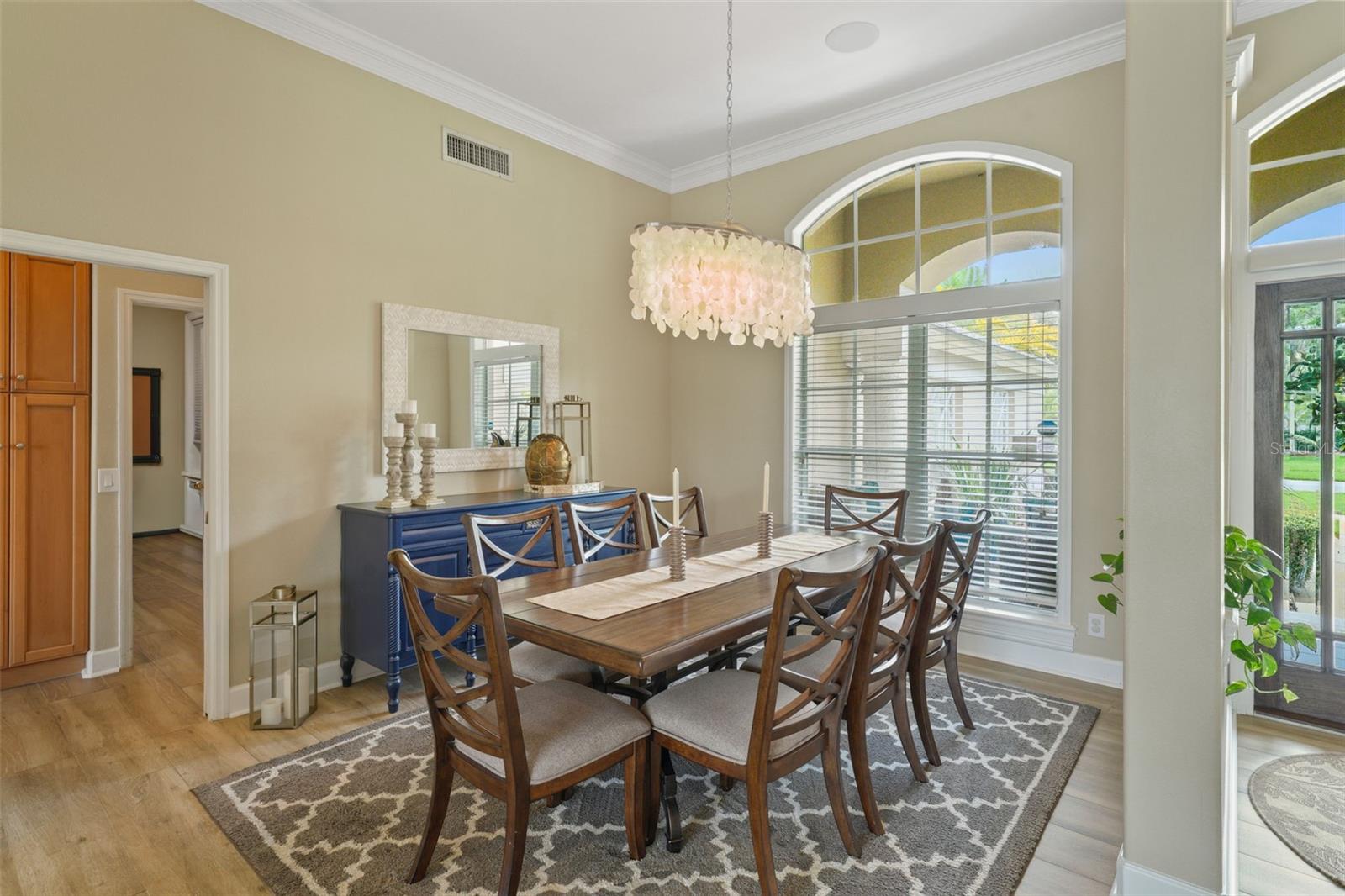 Listing photo id 6 for 3959 Mimosa Place