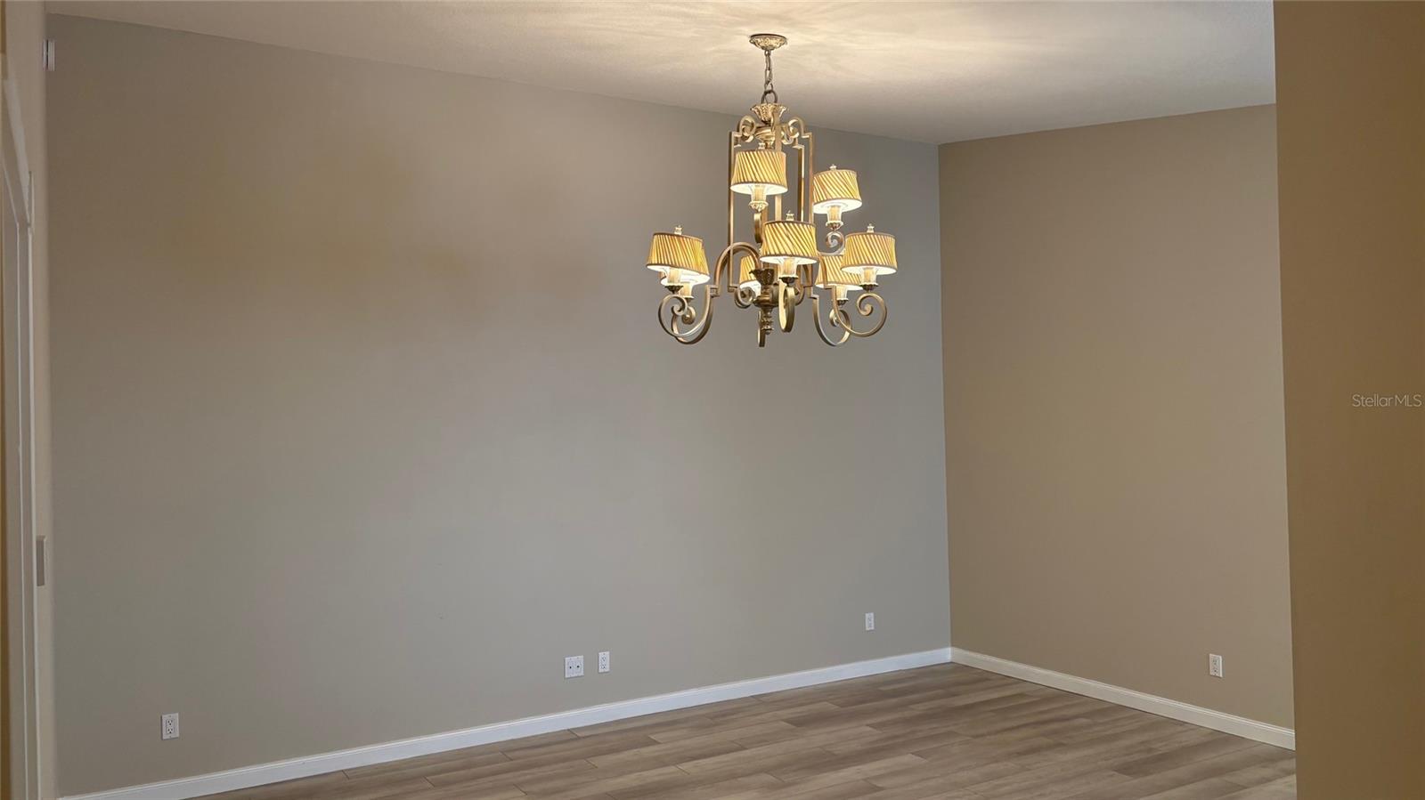 Image 5 of 28 For 11887 Delfina Ln