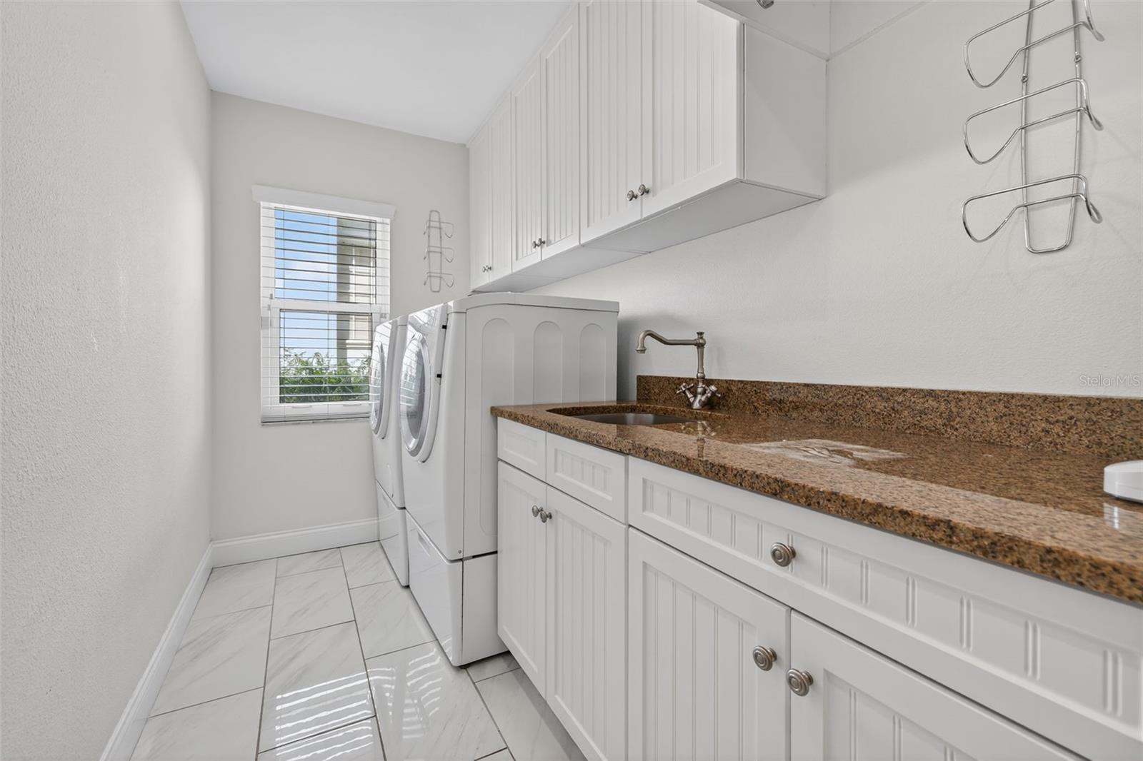 Image 24 of 53 For 4404 Azeele Street