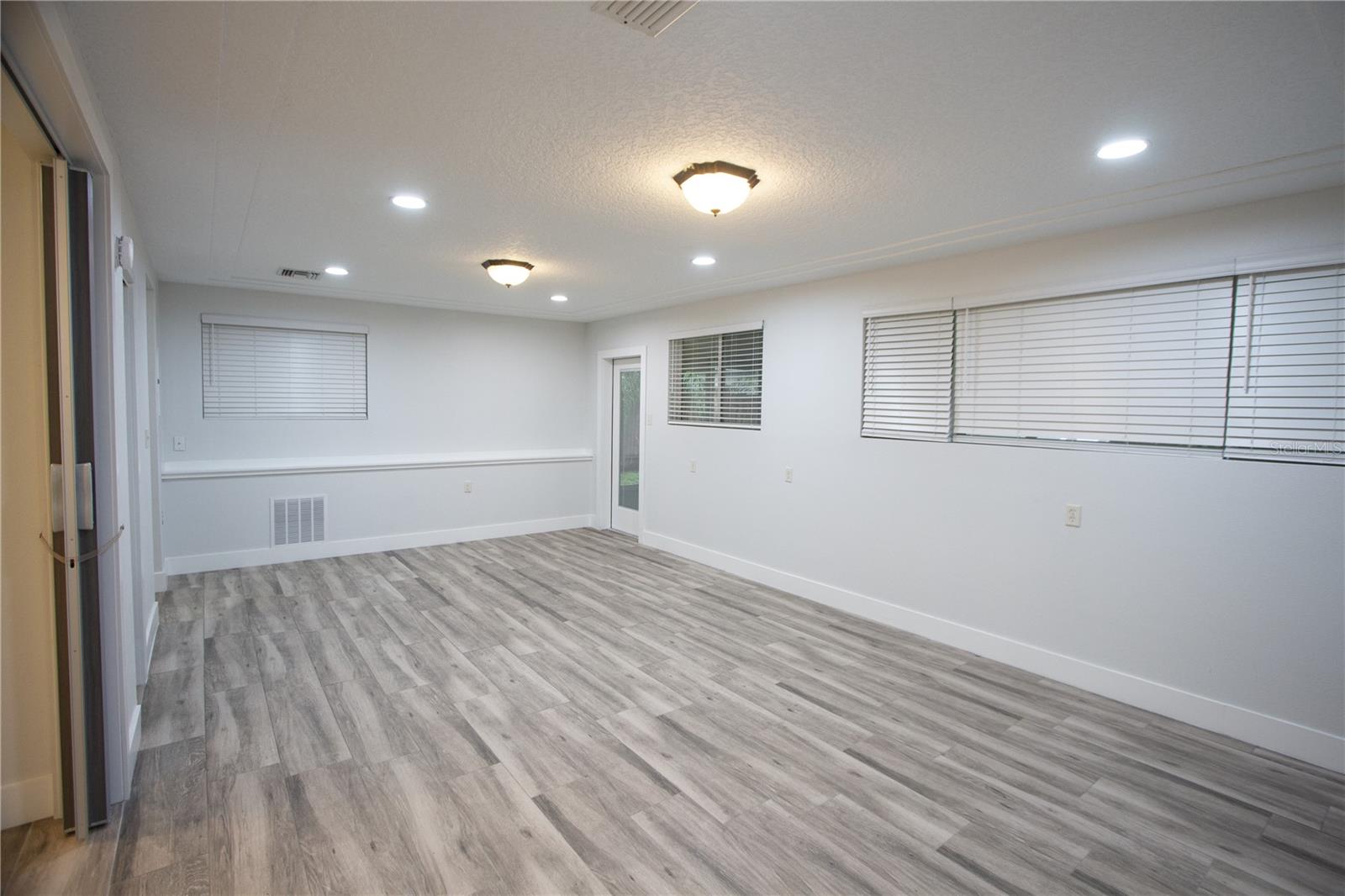 Listing photo id 26 for 111 143rd Avenue