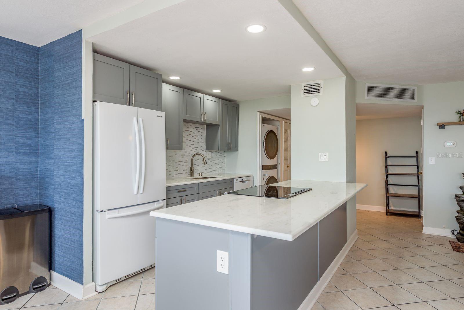 Image 16 of 50 For 644 Island Way 705