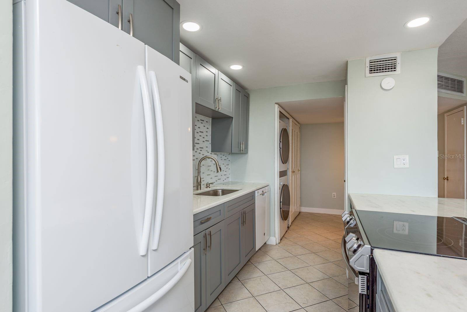 Image 17 of 50 For 644 Island Way 705