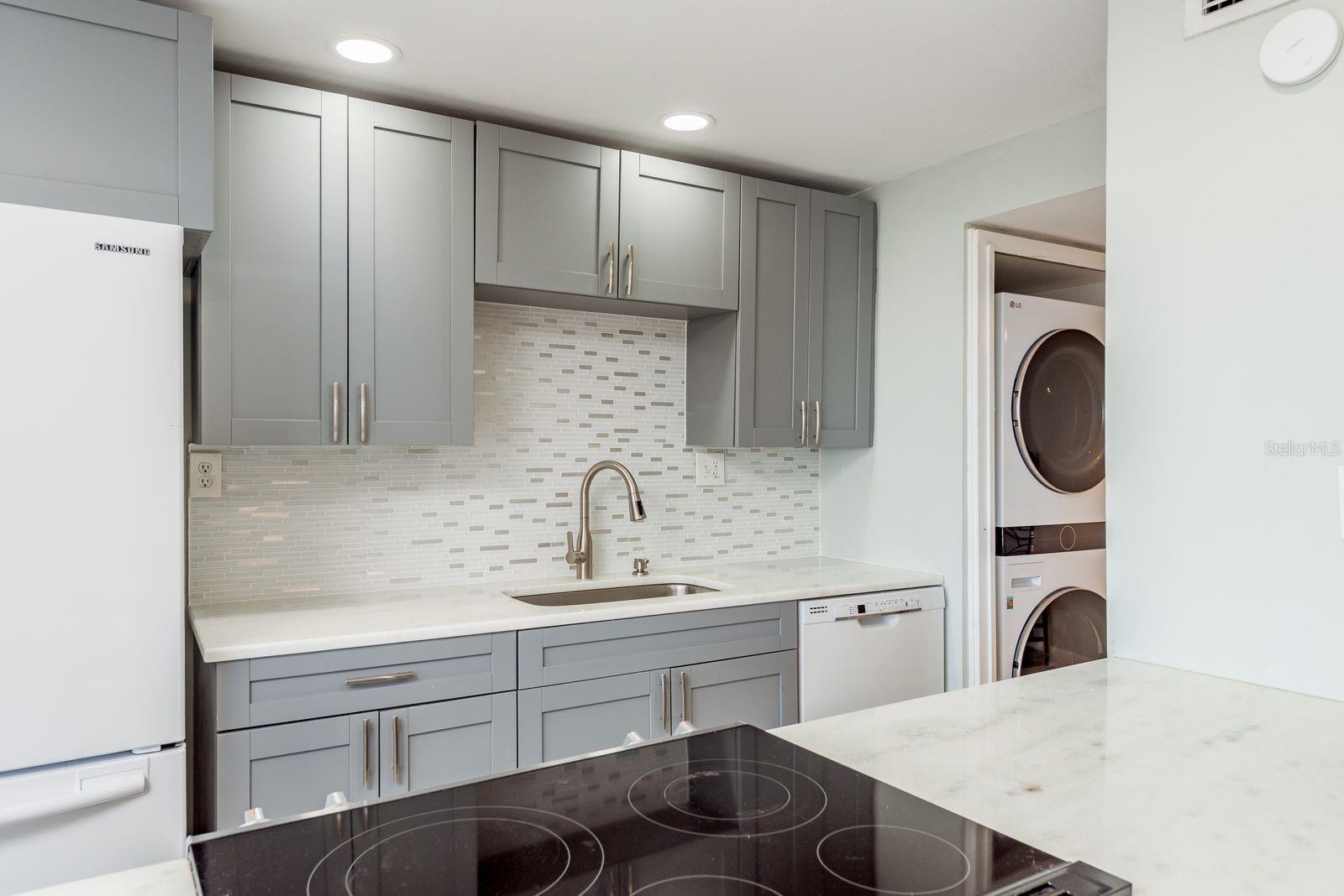Image 18 of 50 For 644 Island Way 705