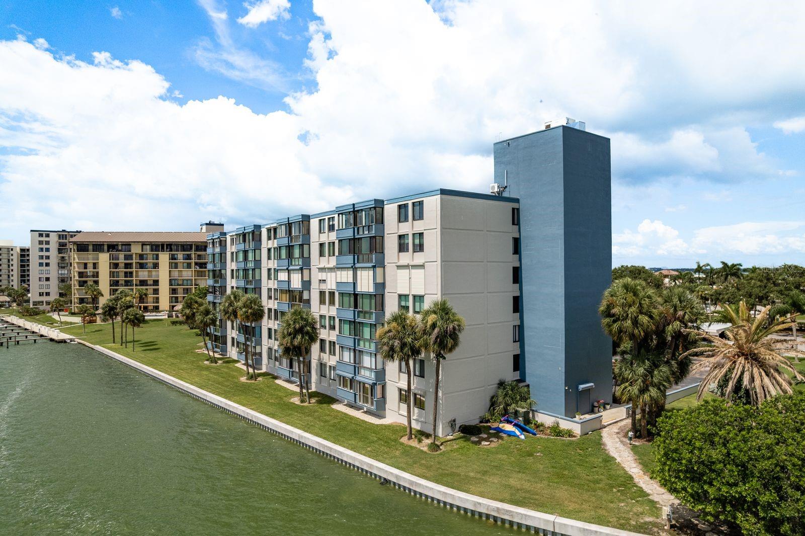 Image 44 of 50 For 644 Island Way 705