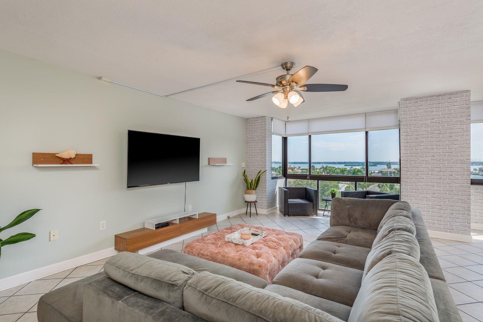 Image 9 of 50 For 644 Island Way 705