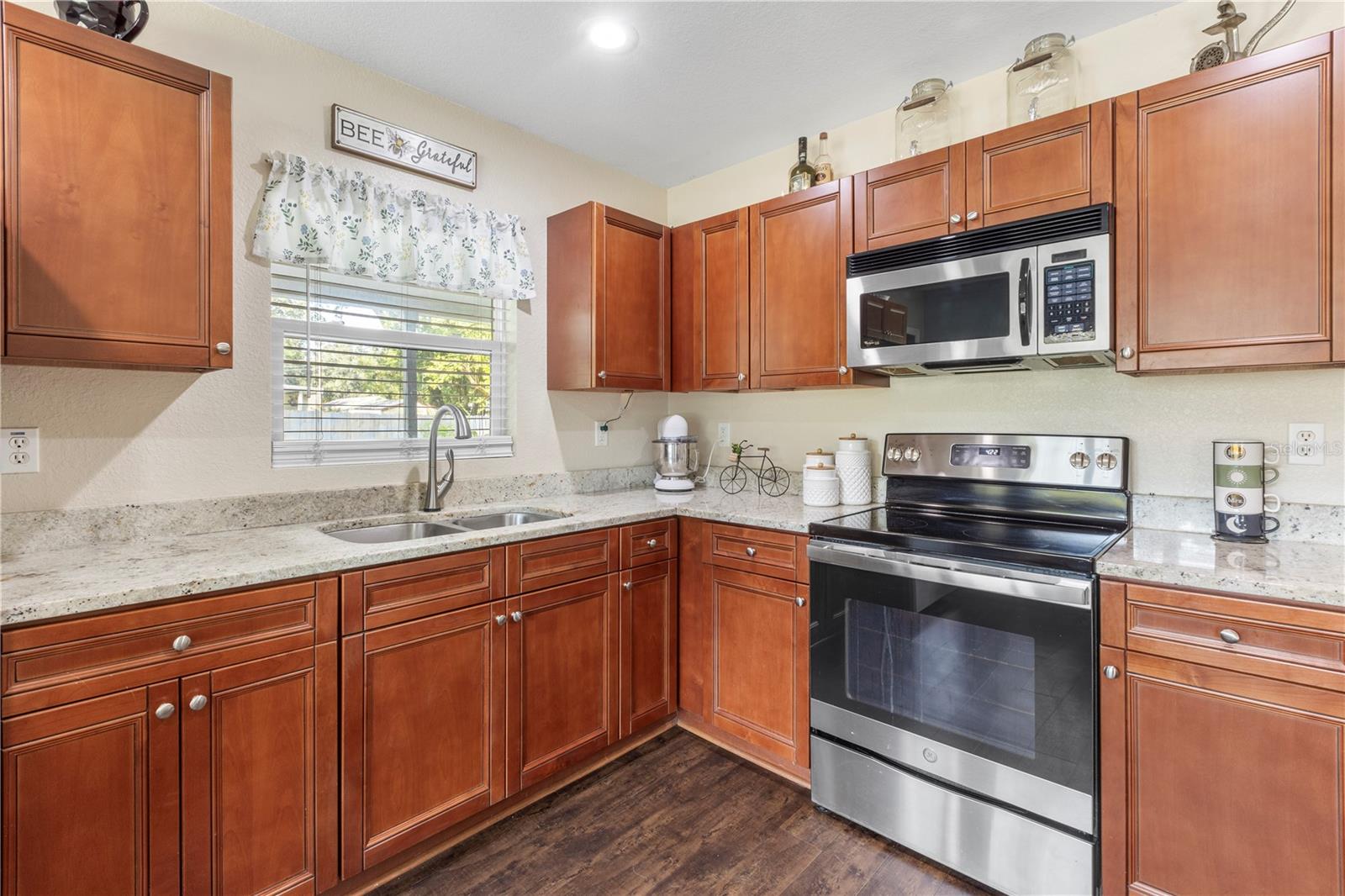 Listing photo id 8 for 406 East Avenue