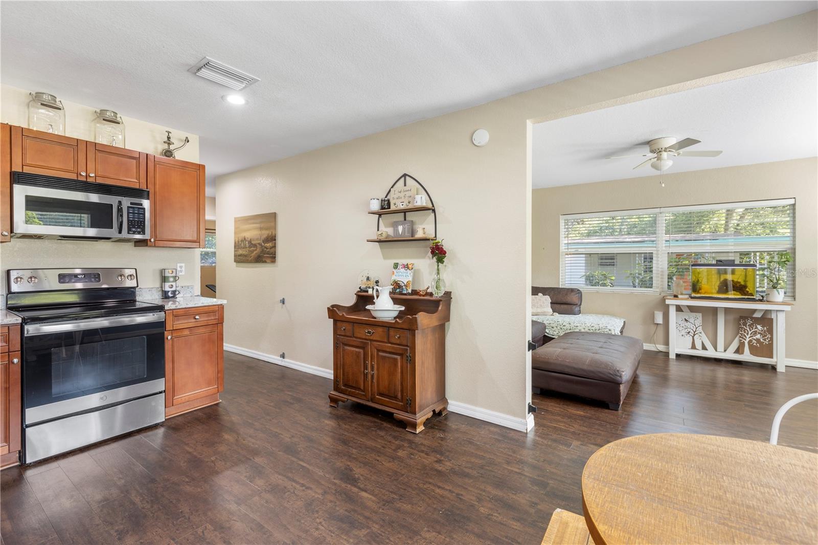 Listing photo id 9 for 406 East Avenue