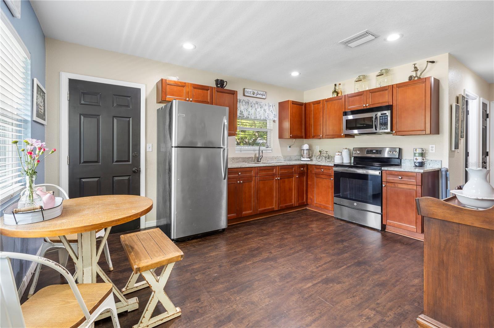 Listing photo id 5 for 406 East Avenue