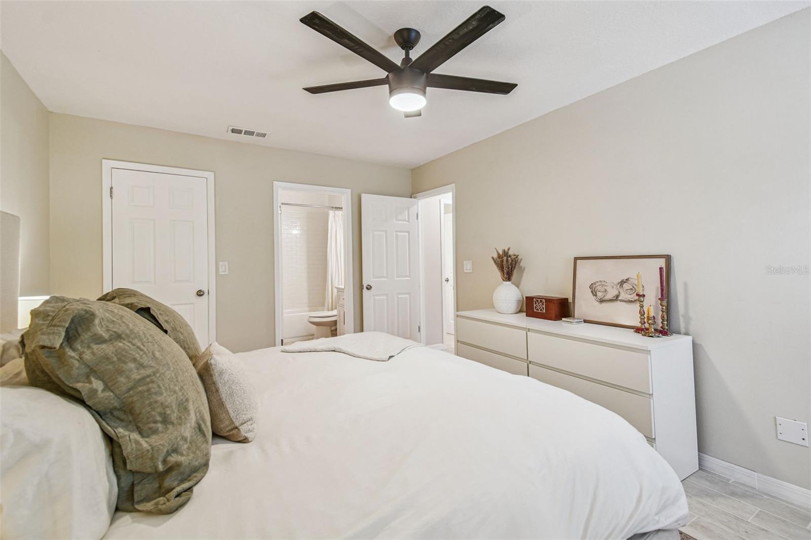 Image 15 of 37 For 4033 Dream Oak Place 202