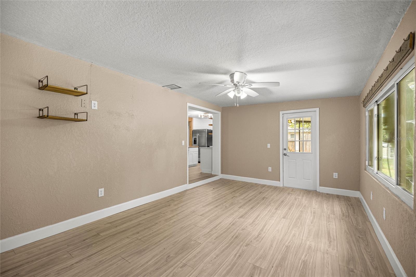 Listing photo id 8 for 2021 13th Avenue