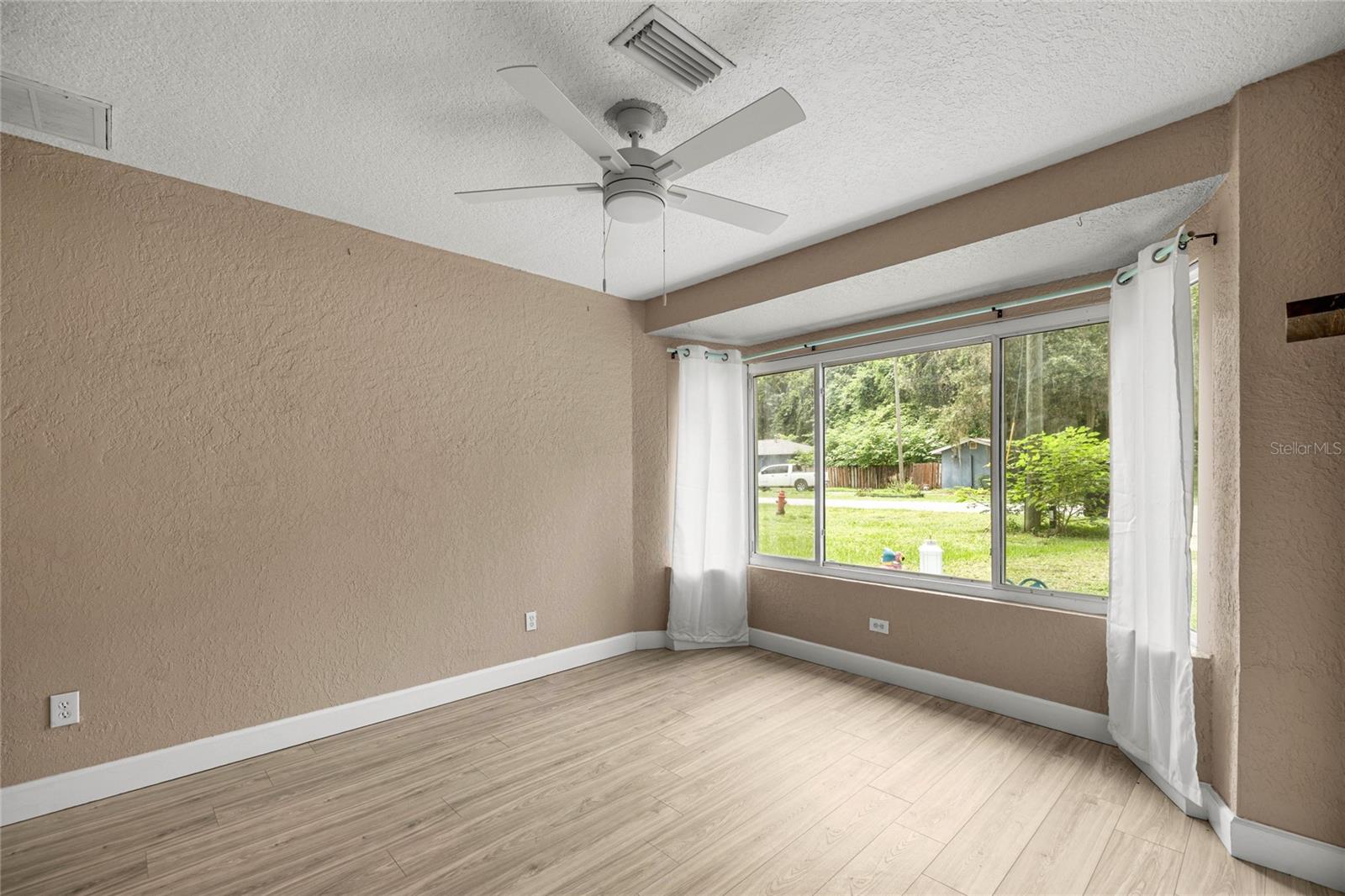 Listing photo id 10 for 2021 13th Avenue
