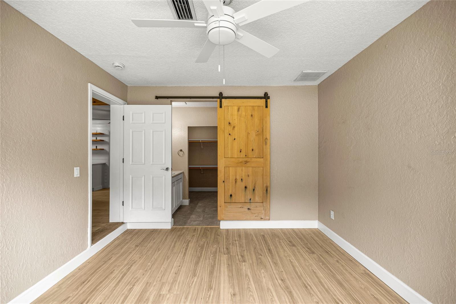 Listing photo id 11 for 2021 13th Avenue