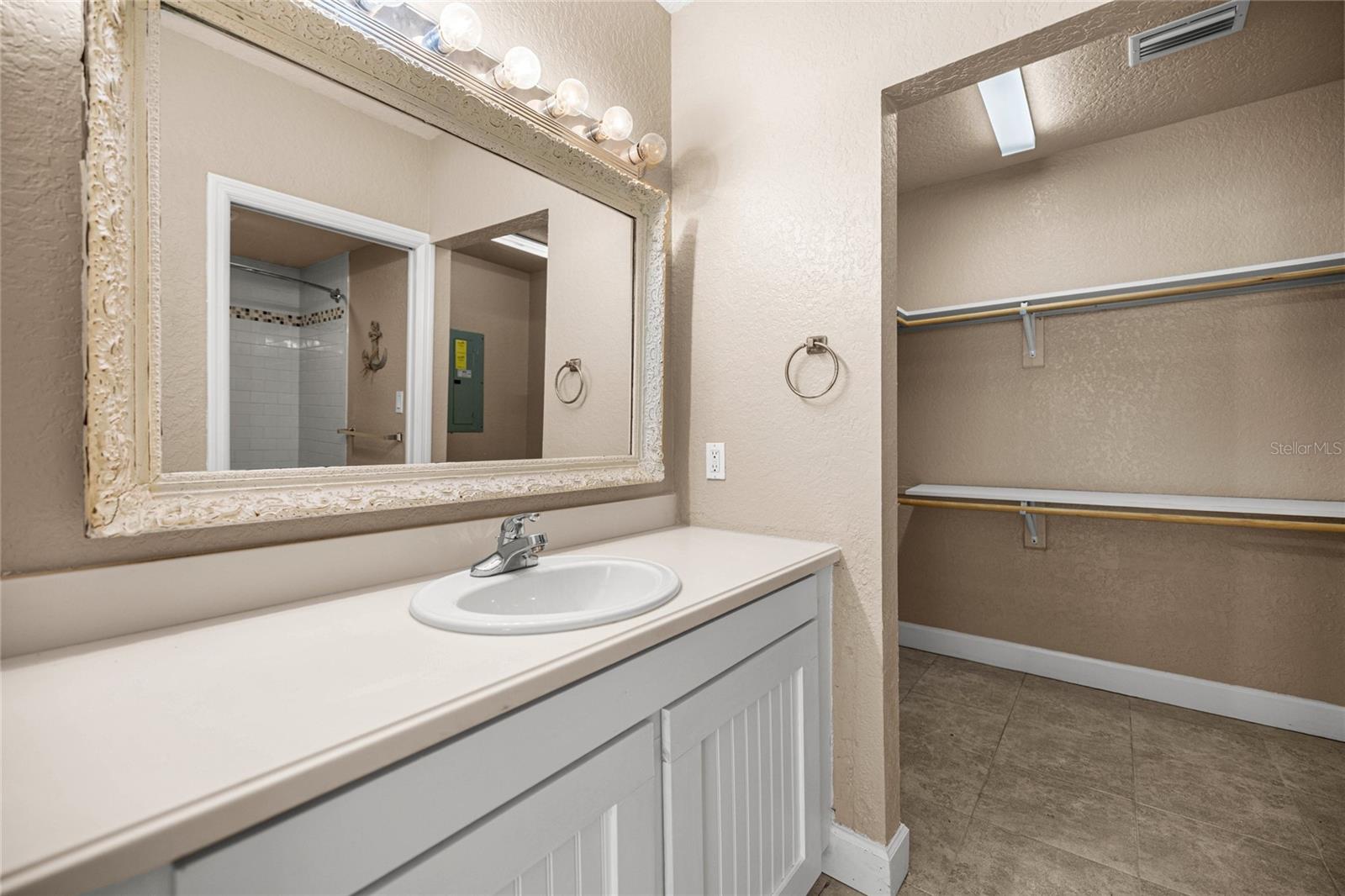 Listing photo id 12 for 2021 13th Avenue
