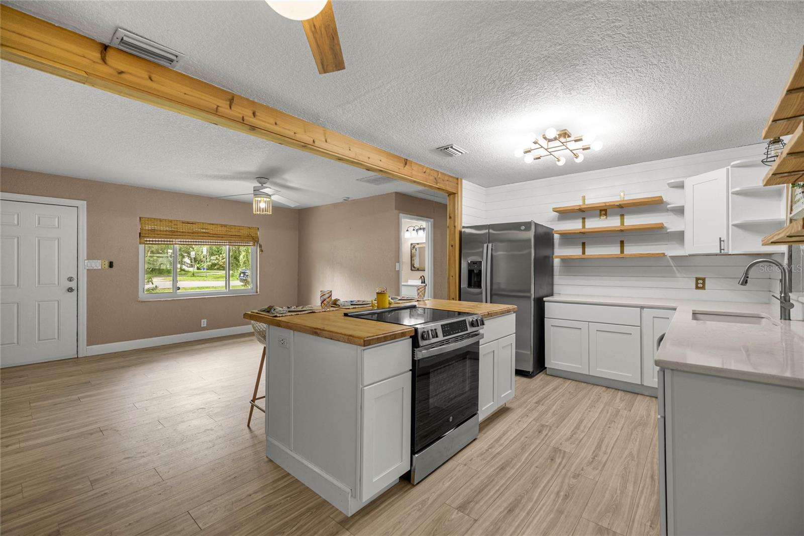 Listing photo id 1 for 2021 13th Avenue