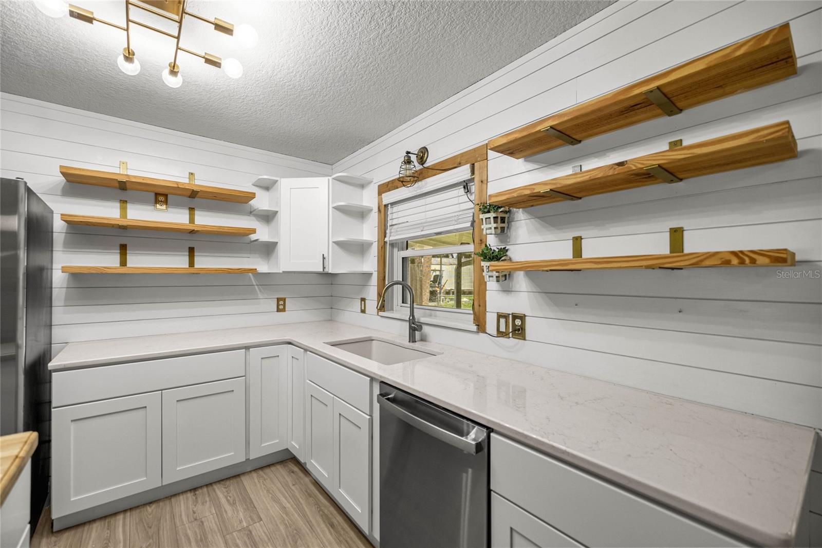 Listing photo id 6 for 2021 13th Avenue