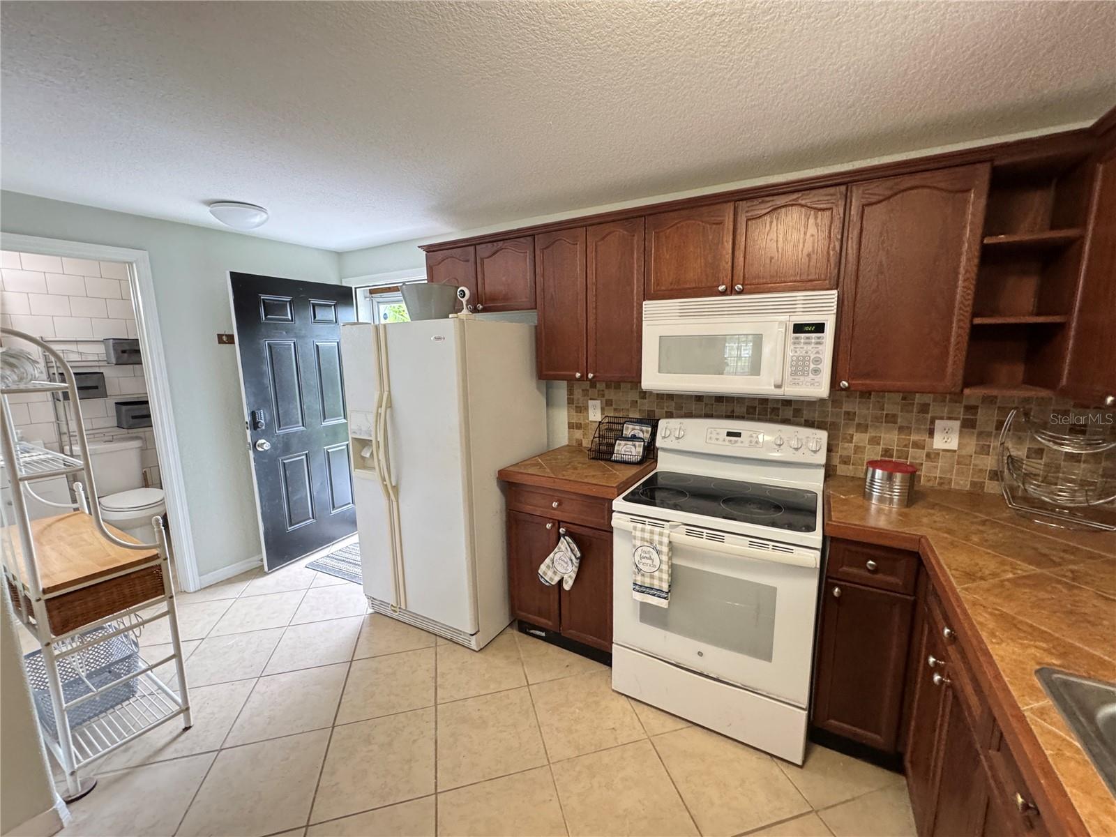 Image 8 of 23 For 14982 Edgewater Circle