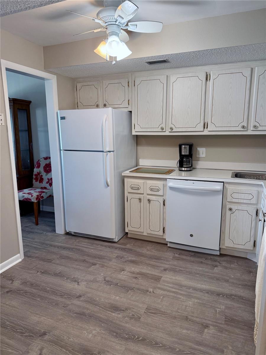 Image 8 of 34 For 855 Bayway Boulevard 404