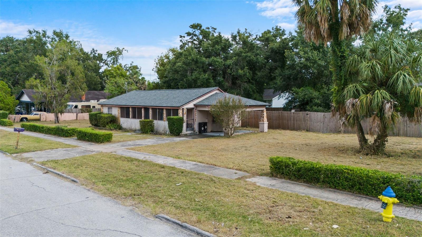 Listing photo id 1 for 3415 Deleuil Avenue