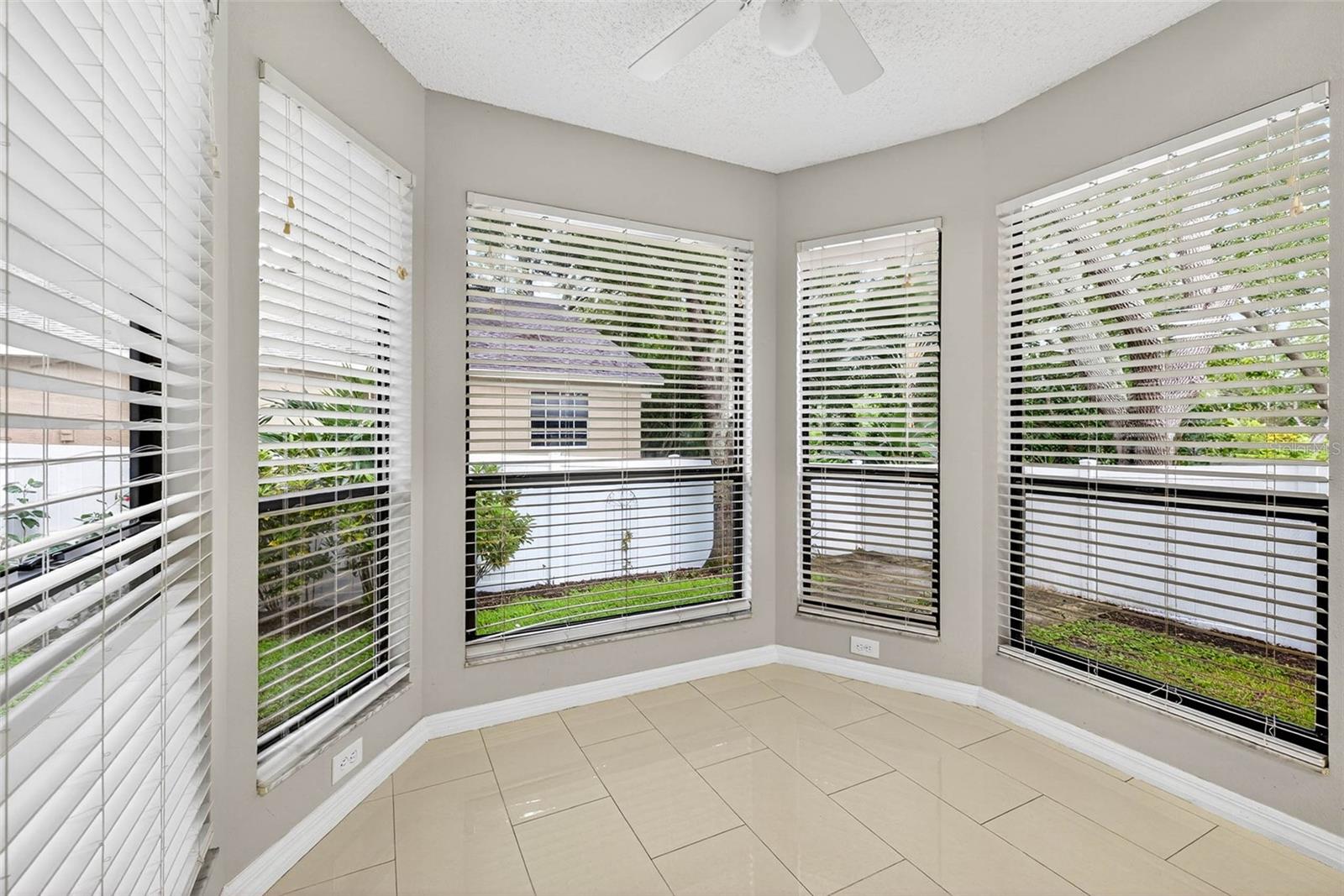 Image 23 of 47 For 890 Kriswell Court