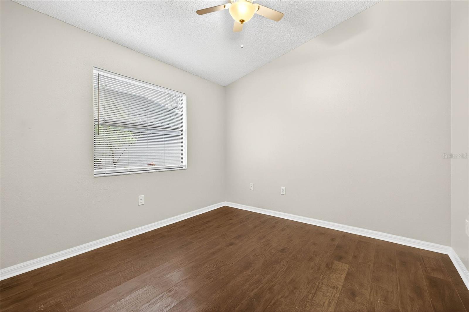 Image 27 of 47 For 890 Kriswell Court